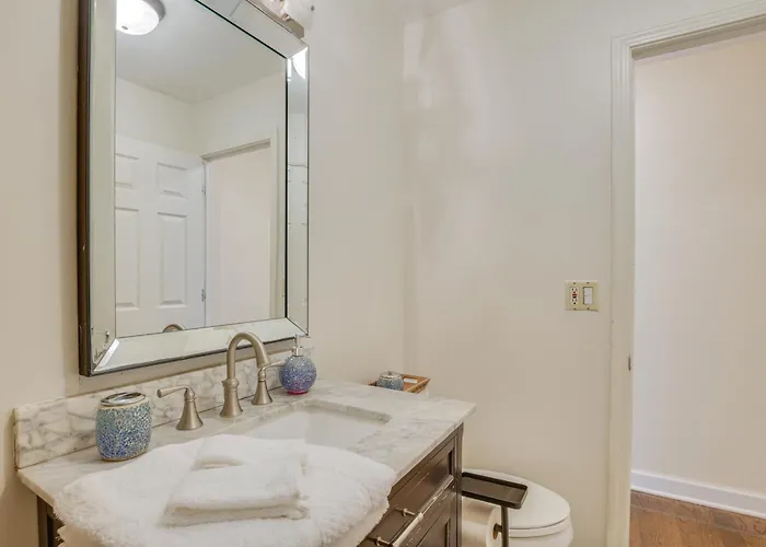 Walk To Train: Convenient Condo! Holiday home *