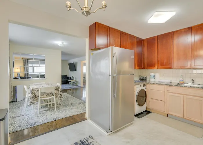 Walk To Train: Convenient Condo! Holiday home Skokie
