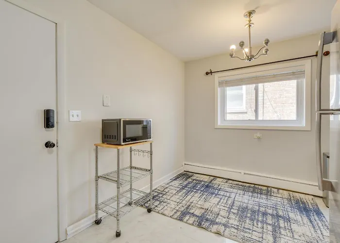 Holiday home Walk To Train: Convenient Condo!