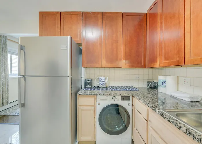 Walk To Train: Convenient Condo! Holiday home *