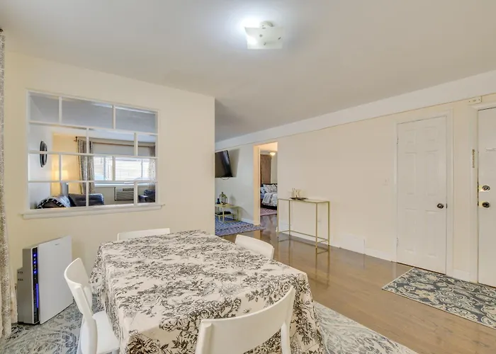 Walk To Train: Convenient Condo! Holiday home
