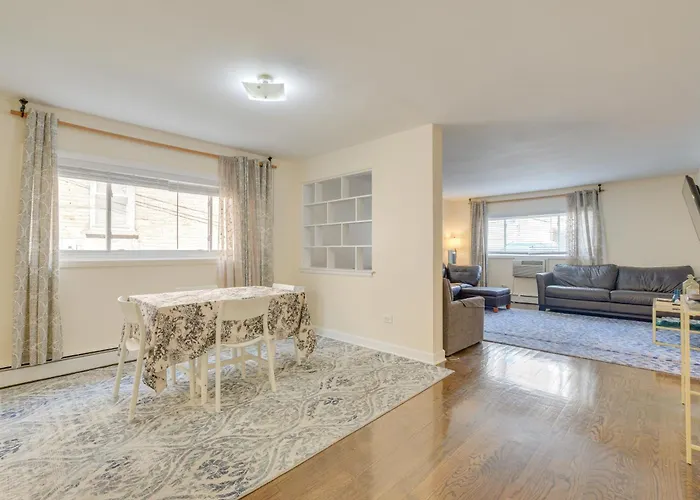 Walk To Train: Convenient Condo! Holiday home