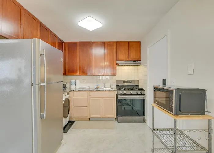 Holiday home Walk To Train: Convenient Condo!