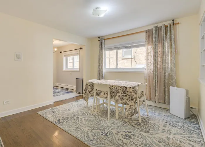 Walk To Train: Convenient Condo! Holiday home Skokie