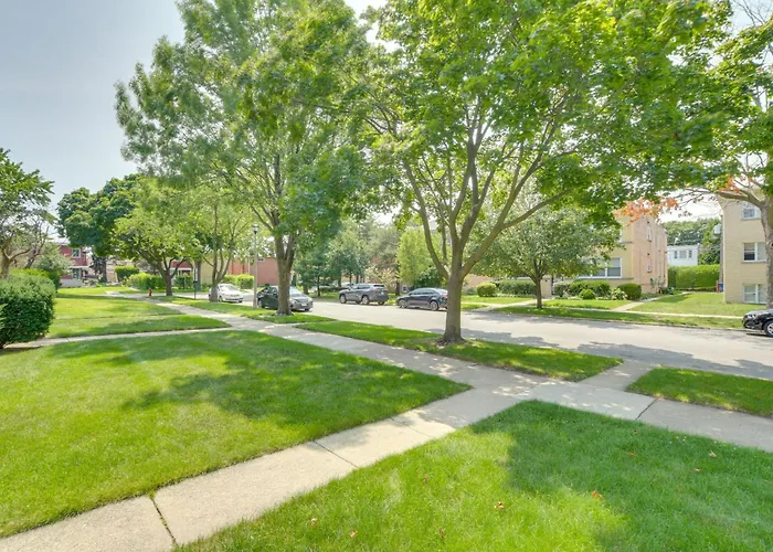 Walk To Train: Convenient Condo! * Skokie