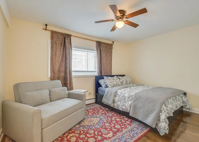 Walk To Train: Convenient Condo! Holiday home *