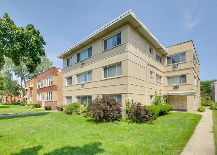 Walk To Train: Convenient Condo! Holiday home