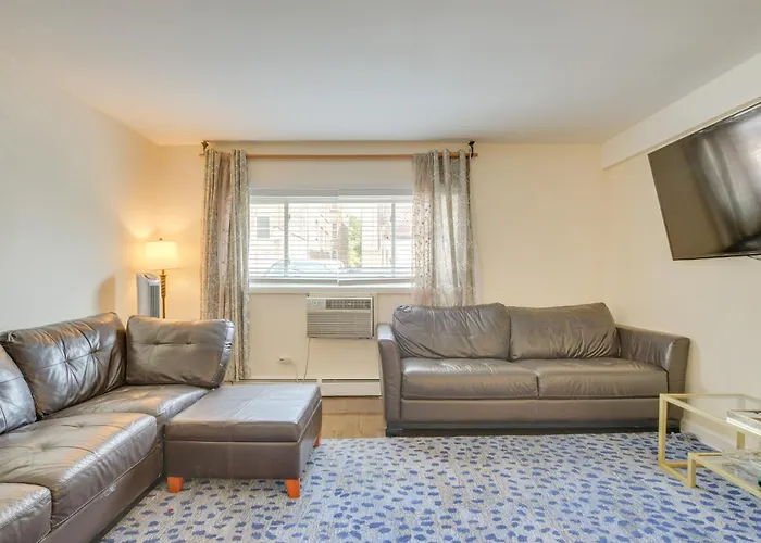 Holiday home Walk To Train: Convenient Condo!