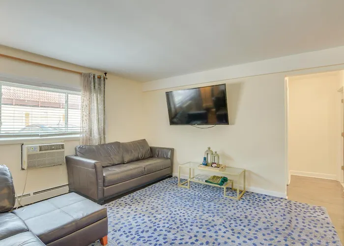 Holiday home Walk To Train: Convenient Condo! *